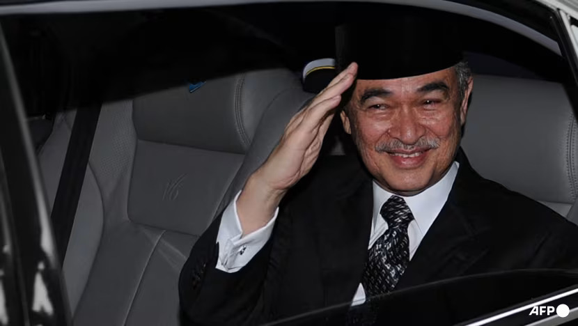Malaysia's former Prime Minister Abdullah Ahmad Badawi, who was also the defence minister, waves from his car as he leaves the defence ministry after his last meeting in Kuala Lumpur on Apr 2, 2009. (Photo: AFP/Saeed Khan)