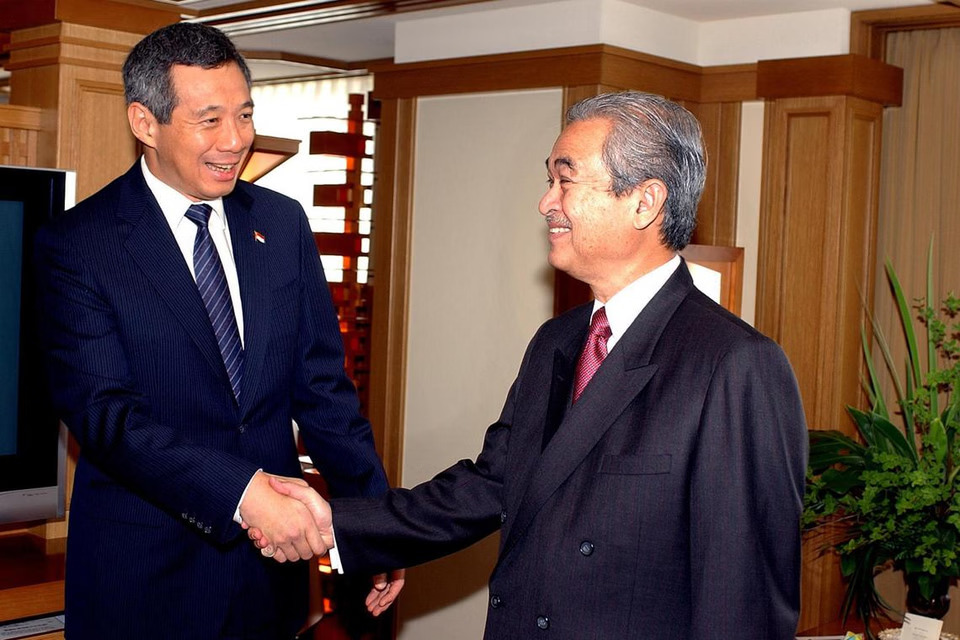 Senior Minister Lee Hsien Loong (left) meeting his then counterpart, Malaysian Prime Minister Abdullah Badawi, in 2005. PHOTO: ST FILE