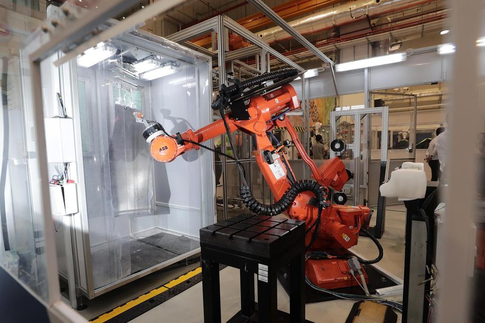 In 2019, the partners of Smart Manufacturing Joint Lab invested a further S$8 million in their joint lab to develop smart manufacturing technologies to repair high-value engine components.